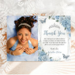 Quinceañera Baby Blue Floral Photo Carte de remerc<br><div class="desc">Personnalisez cette jolie quinceañera / doux 16 photo / photo carte de remerciements avec votre propre libellé facilement et rapidement. Cliquez simplement sur le bouton "Modifier à l'aide des outils de conception" pour modifier le texte, le libellé, le style de police, la taille de police et la couleur de police....</div>