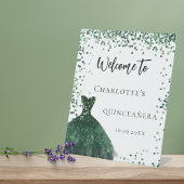 Quinceanera smaragdgroene jurk confetti welkom reclamebord met voetstuk