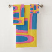 Quirky Abstracte geometrische vormen in helder gee Bad Handdoek (Insitu)