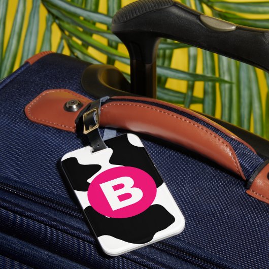 Quirky Cow Patch Pattern Pink Monogram Bagagelabel (Voorkant Insitu 1)