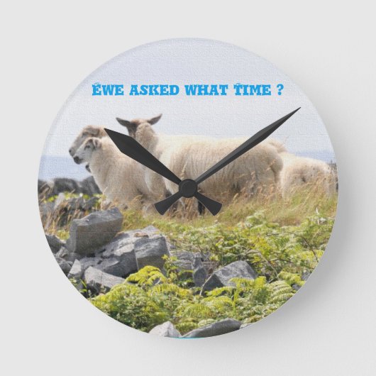 Quirky Design - Schapen in een veld Ronde Klok (Voorkant)