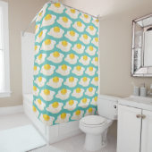 Quirky Fried Egg Graphic Pattern op Blauwgroen Douchegordijn (In situ)