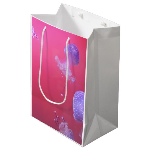 Quirky Jellyfish in the Pink Water Medium Cadeauzakje (Voorkant Gekanteld)
