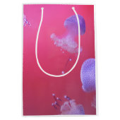 Quirky Jellyfish in the Pink Water Medium Cadeauzakje (Voorkant)