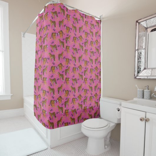 Quirky Tiger Pattern op Bright Roze Douchegordijn (In situ)