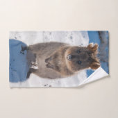 Quokka heureux sur la plage (Serviette à main)