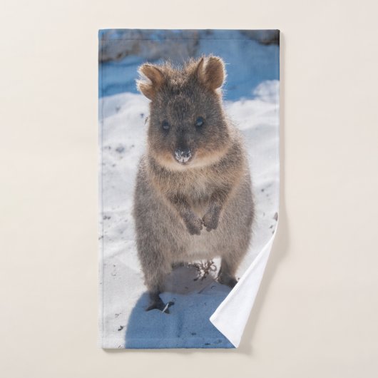 Quokka heureux sur la plage (Serviette à main)