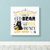 Quote A grumpy old beer en zijn honing wonen hier Canvas Afdruk (Insitu (Houten vloer))