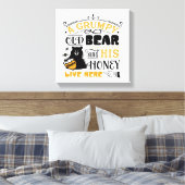 Quote A grumpy old beer en zijn honing wonen hier Canvas Afdruk (Insitu (Slaapkamer))