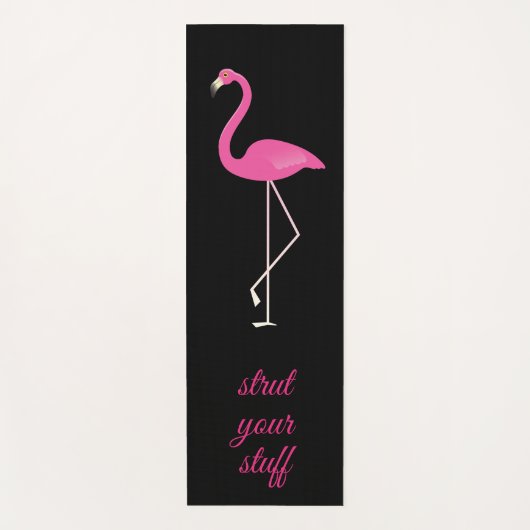 Quote Strut Your Stuff Pink Flamingo op zwart Yogamat (Voorkant)