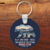 R.I.P. 399 De Koningin van het Tetons Beer Sleutelhanger (Voorkant)