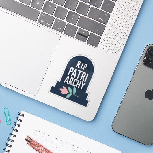 "R.I.P Patriarchy" Grafsteen Sticker (Laptop met iPhone)