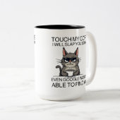 Raak mijn koffie aan en ik sla je. tweekleurige koffiemok (Voorkant rechts)