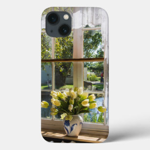 Raam met loopgordijn en tulpen iPhone 13 hoesje