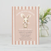Rabbit Some Bunny is onderweg naar het Baby shower Kaart (Staand voorkant)