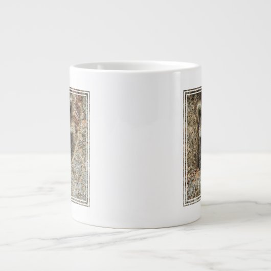 Raccon Nestled Inside a Tree Hollow Extra Grote Beker (Voorkant)