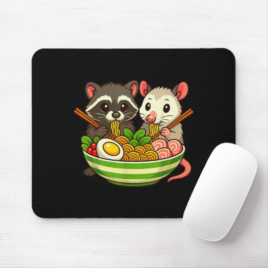 Raccoon And Ossum Eating Ramen Noodles Muismat (Met muis)