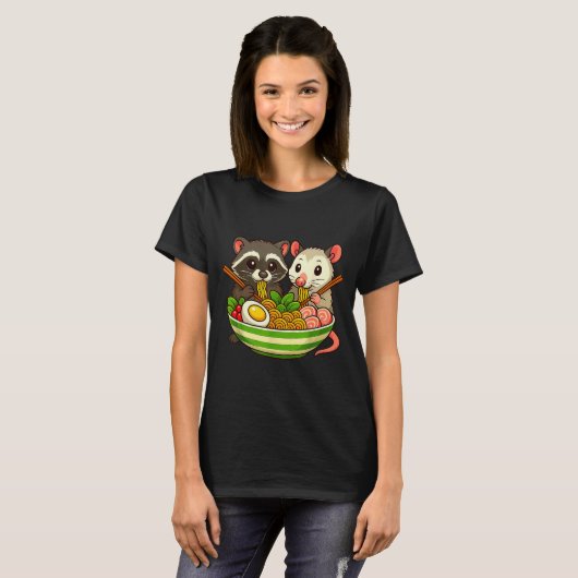 Raccoon And Ossum Eating Ramen Noodles T-shirt (Voorkant volledig)