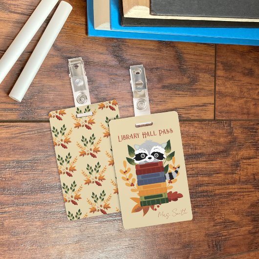 Raccoon Avec Livres Bibliothèque Hall Pass Badge