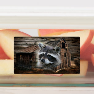Raccoon bij de oude schuur labels