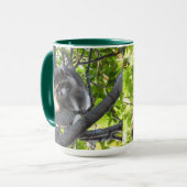 Raccoon in een boom mok (Voorkant links)