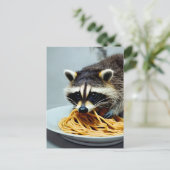 Raccoon Manger Spaghetti Carte Postale (Debout devant)