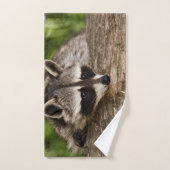Raccoon mignon reposant sur un journal (Serviette à main)