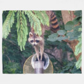 Raccoon Raiding the Bird Feeder Fleece Deken (Voorkant (Horizontaal))