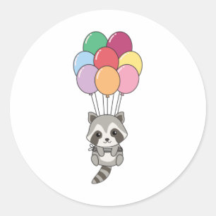 Raccoon vliegt omhoog met kleurrijke ballonnen ronde sticker