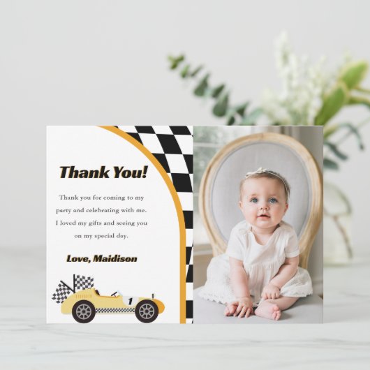 Race auto geel verjaardagsfeestje dank u kaart (Staand voorkant)