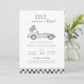 Racing 5e verjaardag uitnodiging, blauwe auto 5e B Kaart (Staand voorkant)