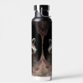 Racoon in boomgrot waterfles (Links)