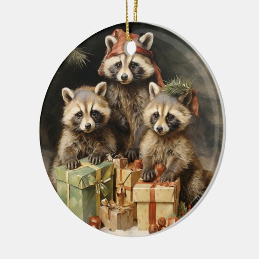 Racoons en kerstcadeautjes keramisch ornament (Links)