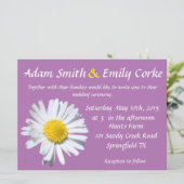 Radiant Orchid Daisy Wedding Uitnodiging (Staand voorkant)