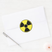 RADIOACTIEF TEKEN RONDE STICKER (Envelop)