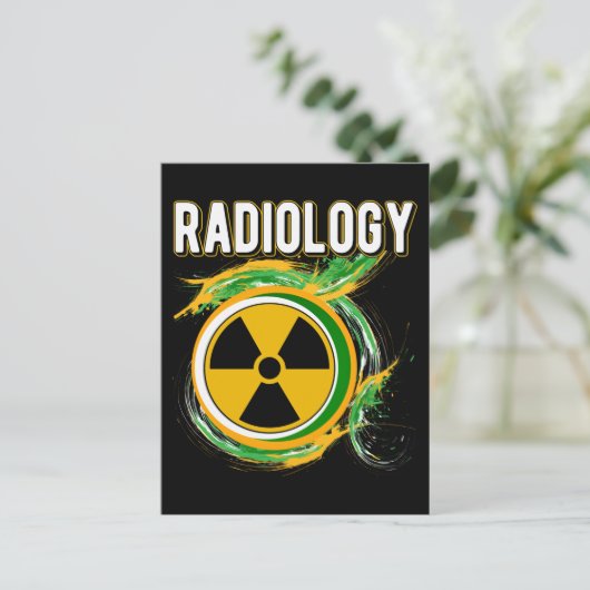 Radioloog tegen radiologisch symbool Xray Briefkaart (Staand voorkant)