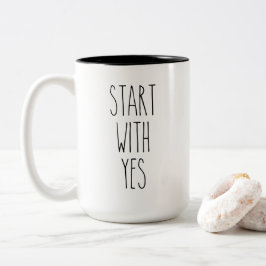 RAE DUNN begin met de Mok van het Ja Koffie