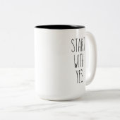 RAE DUNN begin met de Mok van het Ja Koffie (Voorkant rechts)