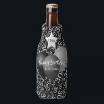 Rafraichisseur De Bouteilles 30th Birthday Party Numéro Motif noir et blanc<br><div class="desc">Voici une idée pour une fête du 30e anniversaire. Personnalisez facilement le texte sur le devant de ce thème noir et blanc, élégant, 30ème anniversaire avec les modèles fournis. Cette conception a un arrière - plan motif du nombre 30 répété dans des tailles et angles variés dans une impression tout-en-un....</div>
