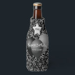 Rafraichisseur De Bouteilles 30th Birthday Party Numéro Motif noir et blanc<br><div class="desc">Voici une idée pour une fête du 30e anniversaire. Personnalisez facilement le texte sur le devant de ce thème noir et blanc, élégant, 30ème anniversaire avec les modèles fournis. Cette conception a un arrière - plan motif du nombre 30 répété dans des tailles et angles variés dans une impression tout-en-un....</div>
