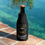 Rafraichisseur De Bouteilles 60th Birthday 1962 Vintage Black Gold Ajouter un n<br><div class="desc">Un design glacière personnalisé classique de 60ème anniversaire de bouteille pour quelqu'un né en 1962. Ajoutez le nom à ce design vintage de style rétro noir, blanc et or pour un cadeau d'anniversaire personnalisé. Modifiez facilement le nom et l'année avec le modèle fourni. Un merveilleux cadeau d'anniversaire personnalisé. Plus de...</div>