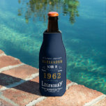 Rafraichisseur De Bouteilles 60th Birthday 1962 Vintage Blue Gold Ajouter un no<br><div class="desc">Un design glacière personnalisé classique de 60ème anniversaire de bouteille pour quelqu'un né en 1962. Ajoutez le nom à ce design vintage de style rétro bleu, blanc et or pour un cadeau d'anniversaire personnalisé. Modifiez facilement le nom et l'année avec le modèle fourni. Un merveilleux cadeau d'anniversaire personnalisé. Plus de...</div>