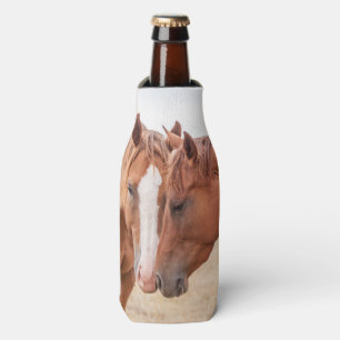 Rafraichisseur De Bouteilles Chevaux qui se câlinent dans un pâturage
