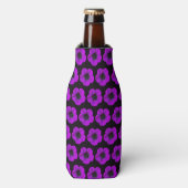 Rafraichisseur De Bouteilles Modèle floral de géranium violet sur noir (Bottle Devant)