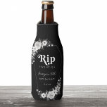 Rafraichisseur De Bouteilles Rip To My Twenties Black 30th Birthday Party<br><div class="desc">Célébrez votre anniversaire avec ces refroidisseurs de boîtes élégantes,  avec des fleurs gothiques en noir et blanc,  cadre en forme de cercueil,  typographie rétro et détails personnalisés de votre choix. Ajoutez facilement vos propres détails en cliquant sur l'option "personnaliser".</div>
