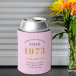 Rafraîchisseur Pour Canette 50th Birthday Born 1973 Ajouter Nom Rose Grey<br><div class="desc">Anniversaire personnalisé ajoutez votre nom et l'année peut refroidir. Modifiez le nom et l'année avec le modèle fourni. Un merveilleux accessoire de fête d'anniversaire personnalisé. Plus de cadeaux et de fournitures de fête disponibles avec le design "normes de fixation" dans le magasin.</div>