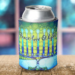 Rafraîchisseur Pour Canette Blue Green Hanoukka Menorah Peace Love Light Artsy<br><div class="desc">"Paix amour et lumière." Ajoutez un éclat supplémentaire à la saison des fêtes avec cette Hanoukka colorée et personnalisée peut refroidir! Une illustration ludique et artistique de bougies bleues à la menorah avec des motifs de fausse feuille colorés et une typographie moderne superpose un dégradé turquoise à un arrière -...</div>