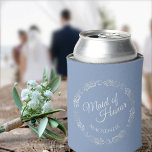 Rafraîchisseur Pour Canette Dentelle d'argent sur Dusty Blue Maid of Honor Mar<br><div class="desc">Ce mariage amusant peut les refroidisseurs disposent d'un élégant design bleu poussiéreux avec un texte élégant en script lisant Maid of Honor et son nom entouré par lacy faux feuille argent filigree ou boucles et tourbillons. Une façon parfaite de la remercier d'avoir fait partie de votre fête de mariage.</div>