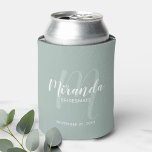Rafraîchisseur Pour Canette Écrivain Personnalisé De Script Moderne<br><div class="desc">Ajoutez une touche personnelle à votre mariage avec un cadeau de femme de chambre personnalisée. Ce design présente le nom personnalisé de la demoiselle d'honneur dans le style de police de script moderne blanc et monogramme dans le style de police de script moderne vert sage comme arrière - plan avec...</div>