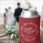 Rafraîchisseur Pour Canette Élégante dentelle d'argent sur le Mariage de la se<br><div class="desc">Ce mariage amusant peut refroidir disposent d'un design élégant rouge pourpre avec un texte de script gris pâle lisant Bridesmaid et son nom entouré par lacy faux feuille argent filigree ou boucles et tourbillons. Une façon parfaite de la remercier d'avoir fait partie de votre fête de mariage.</div>